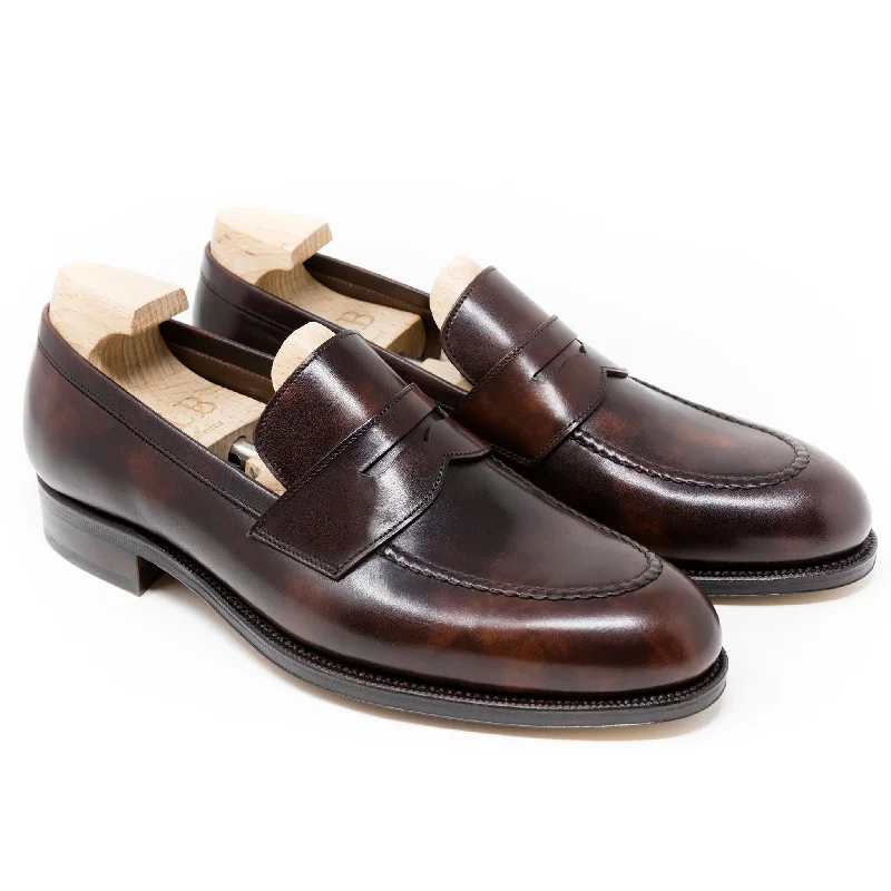 Men's loafers in a neutral color like black or brownMARTIN