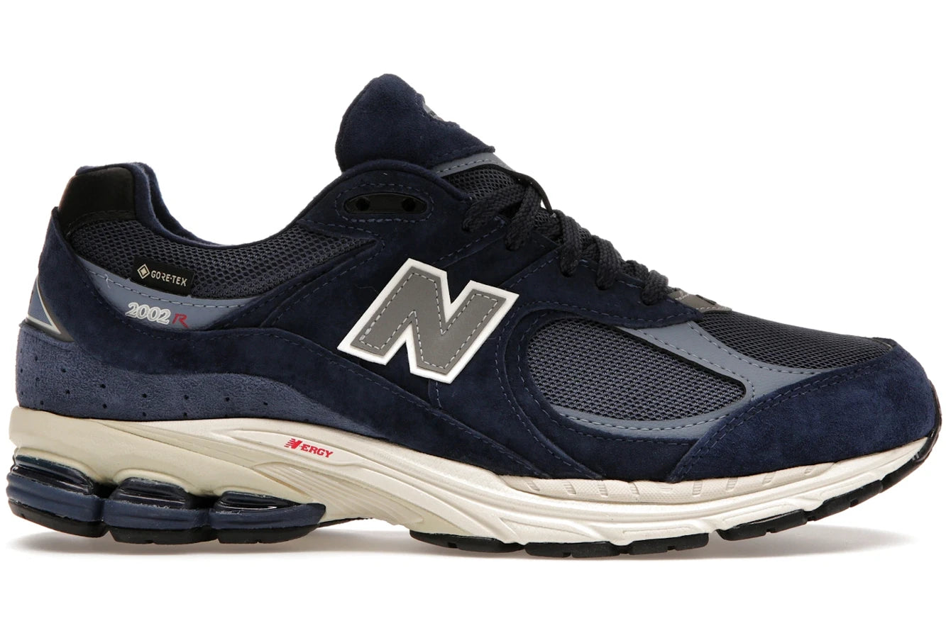 Men's waterproof hiking sneakers with a Gore - Tex liningNew Balance 2002R Gore-Tex Navy Arctic Grey