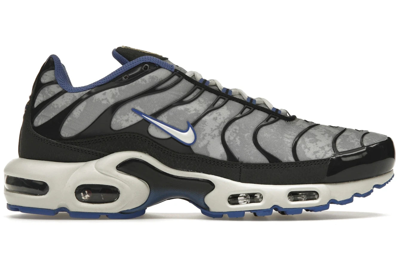 Men's soccer - inspired sneakers with a studded soleNike Air Max Plus Social F.C.