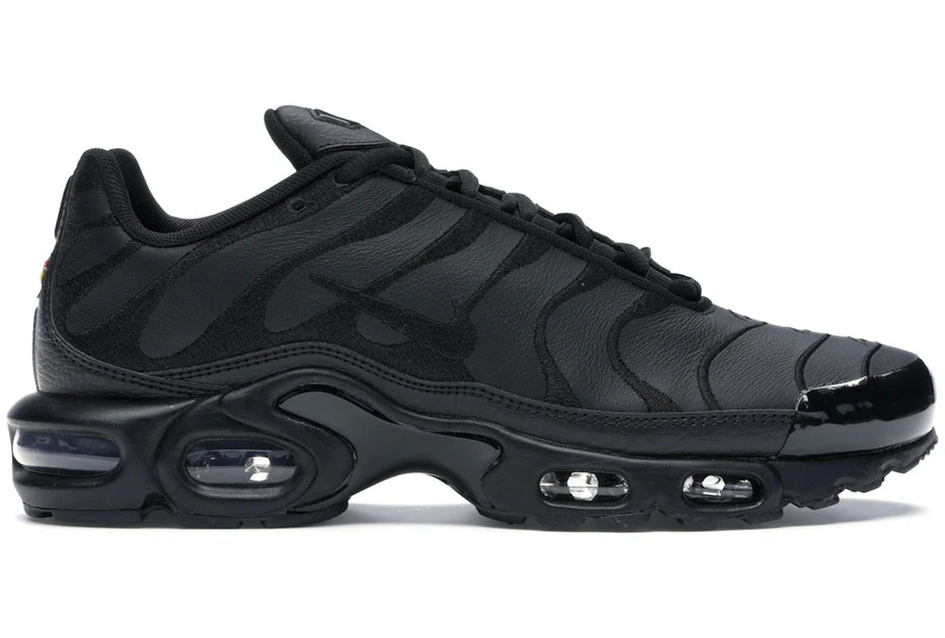 Men's slip - on sneakers with elastic side panelsNike Air Max Plus Triple Black Leather