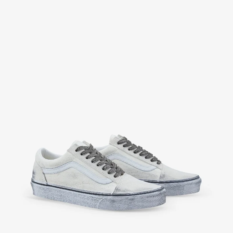 Men's soccer - inspired sneakers with a studded soleOld Skool Stressed White | White