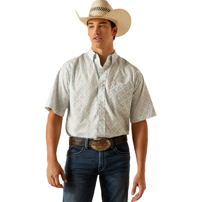 Men's western boots with a scalloped edge and a pull - on strapAriat Men's Kai S/S Classic Fit Western Button Down Shirt